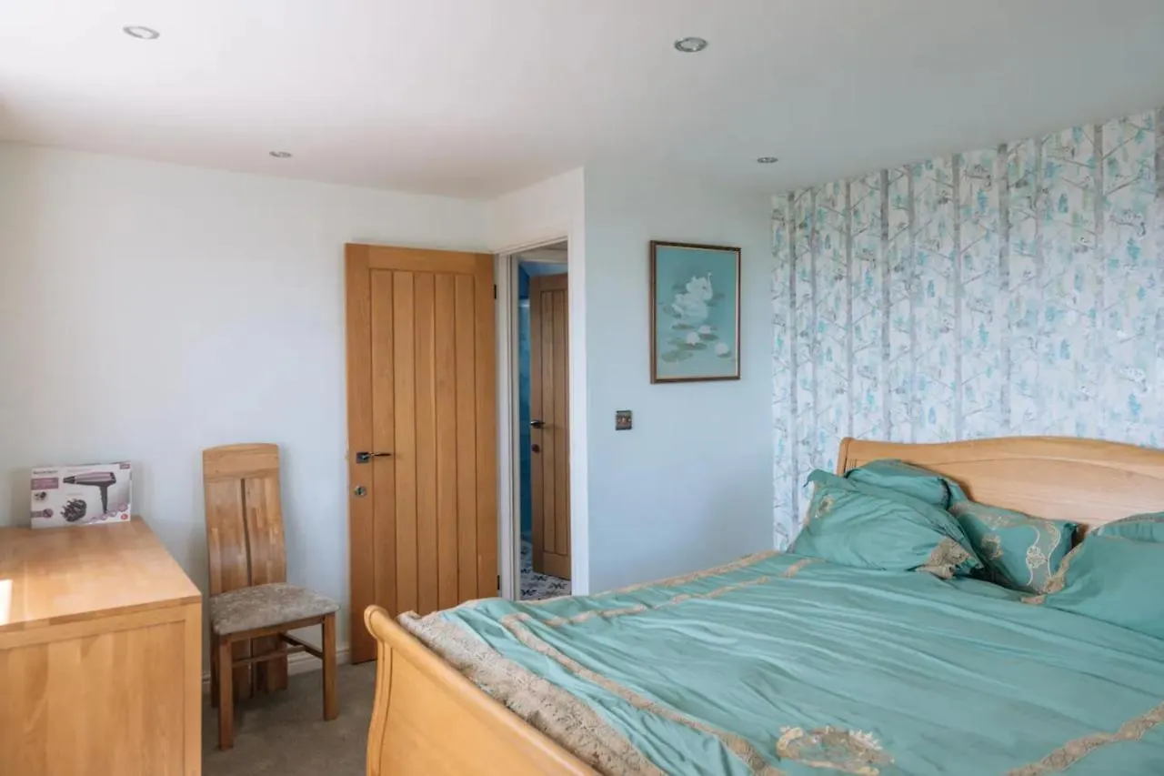 Lush & Spacious 3Bd House - East Brighton